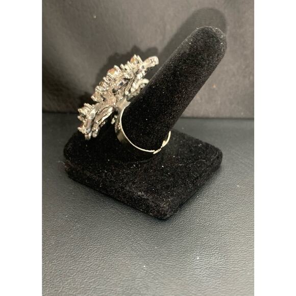 Vintage Large Flower Cocktail Ring Silver Tone Purple Rhinestones 8.25 Adj. - Picture 5 of 7